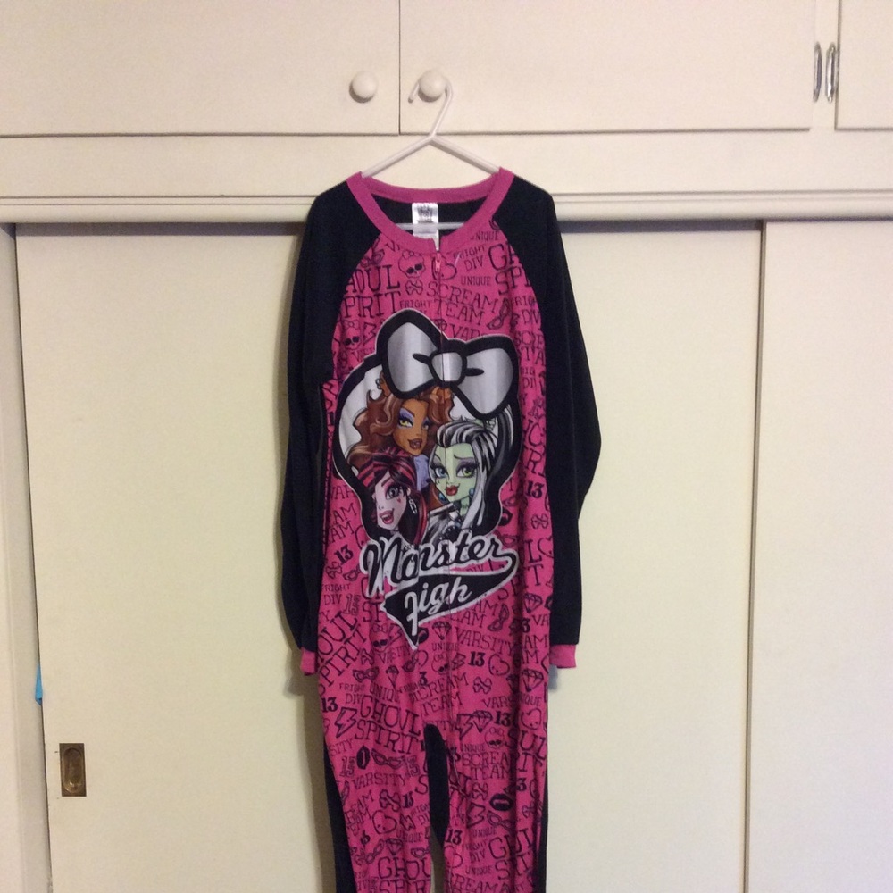2 pairs of girls pajamas